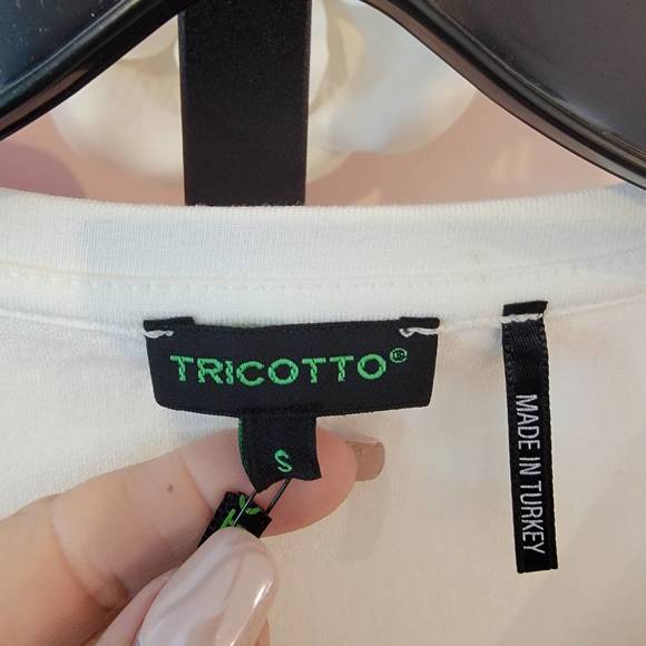 NEW TRICOTTO star studded top in white - Picture 2 of 2